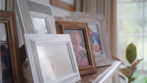 fotos familiares marcos de fotos en la chimenea colección de fotografías recuerdos felices 4k