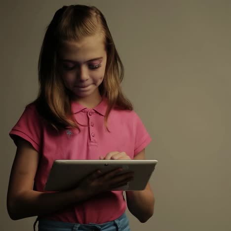 una adolescente usa un gadget.