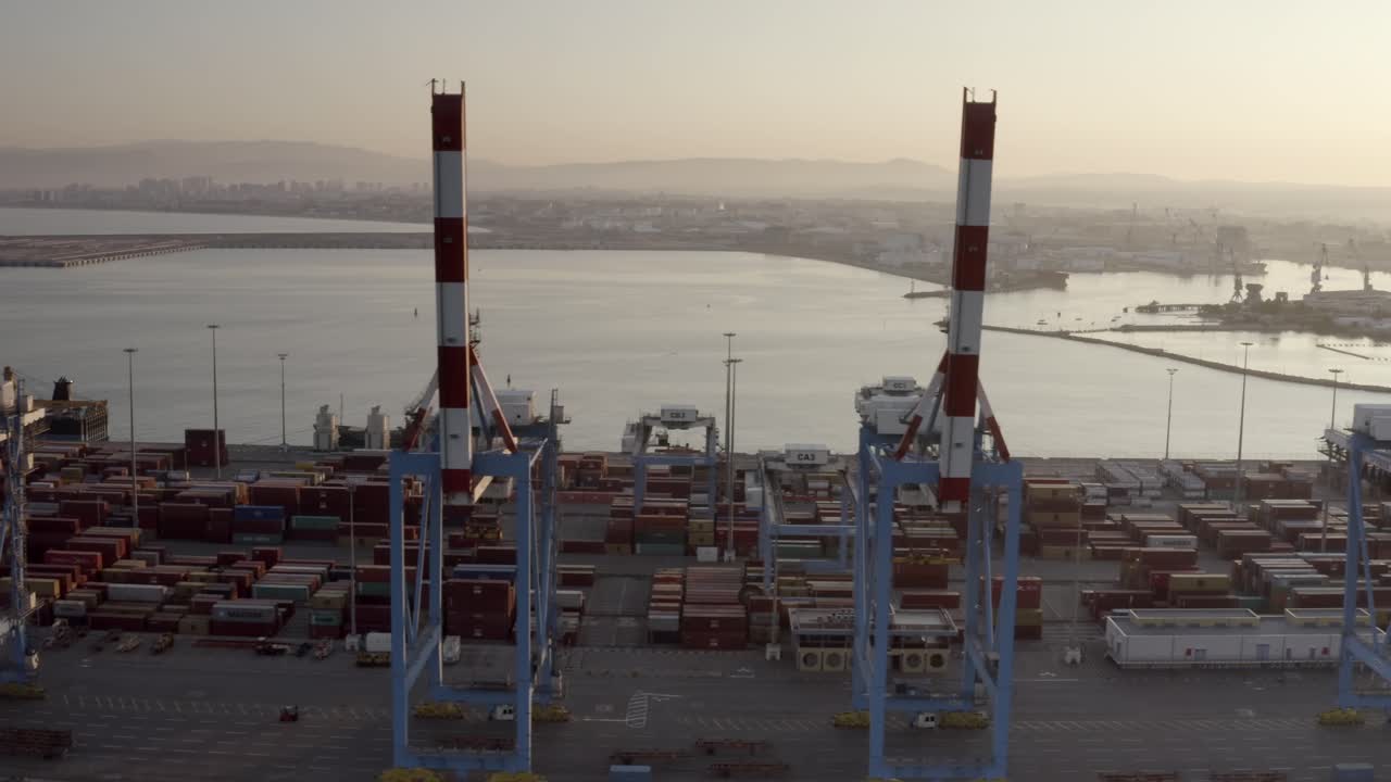 vista aérea de un ocupado puerto de contenedores