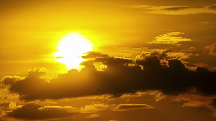 Glødende himmel, gylden solnedgang time-lapse, zoomet ind