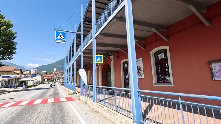 Sestriere, Piyemonte'de canlı bir sokak.