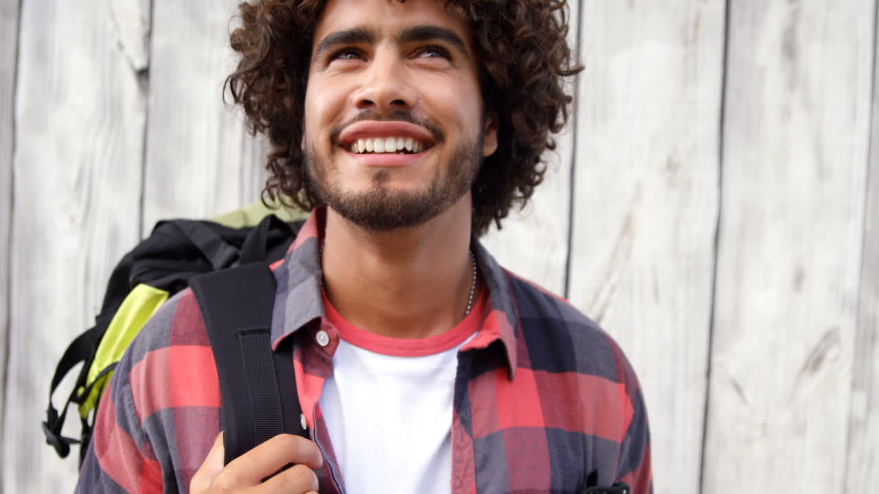 joven mirando hacia afuera