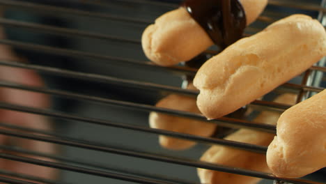 choux pastelería recubrimiento con chocolate en la cocina profesional.