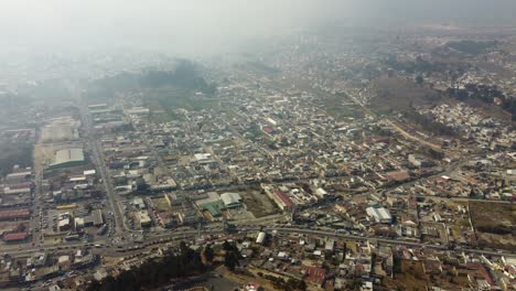 vista aérea de la ciudad de quetzaltenango en la niebla, guatemala américa central