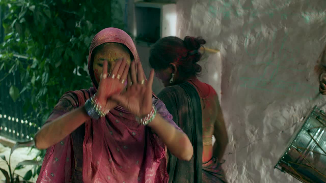 라자스탄 사람들은 인도의 색의 축제인 홀리를 축하하고 있습니다.