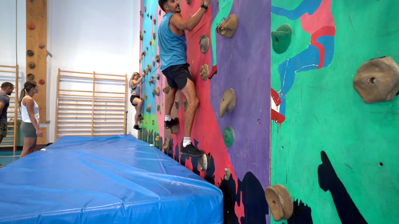 실내 등반 벽 에 등반 하는 사람 들