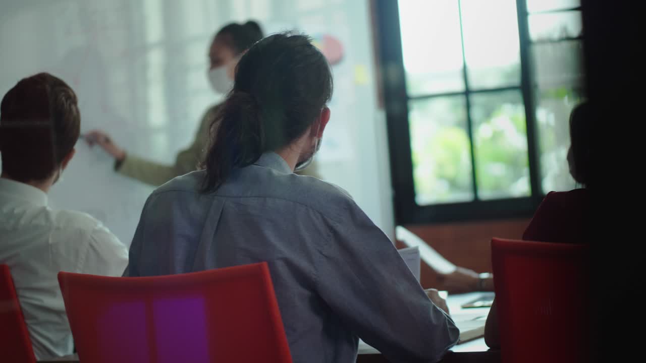 nuevo concepto de trabajo de oficina normal gente de negocios empleado corporativo con máscara de protección sentado en una reunión trabajando en la oficina