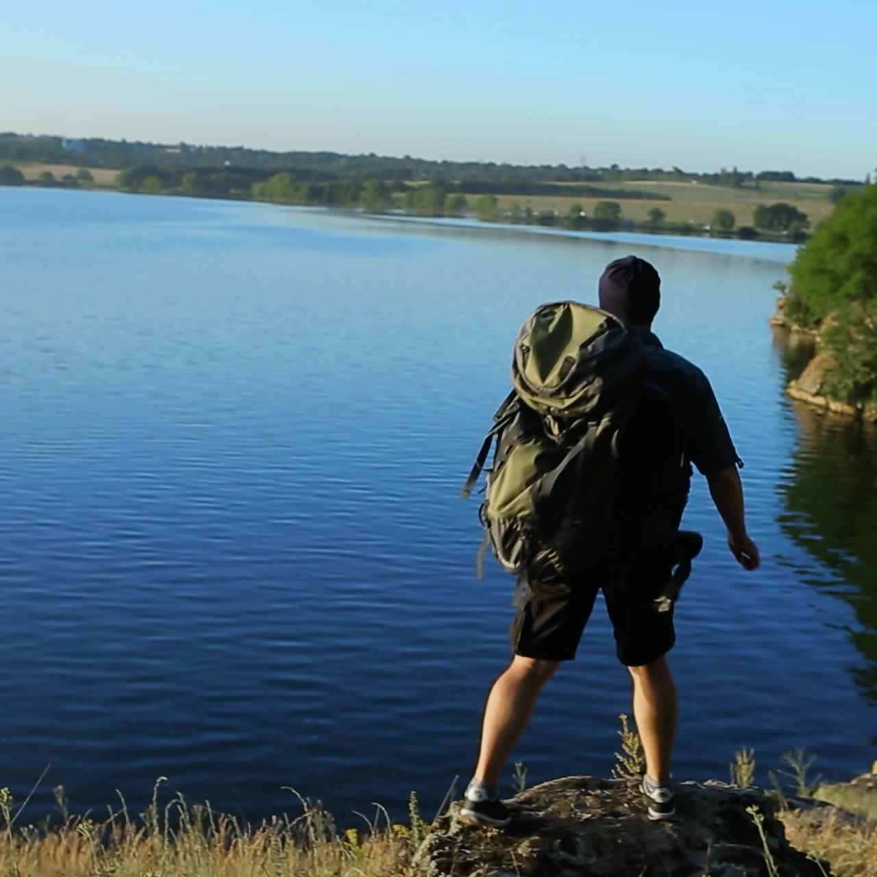 un excursionista caminando por la colina
