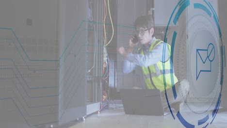 animación del icono del bloque de mensajes hablando en el teléfono inteligente en la sala del servidor
