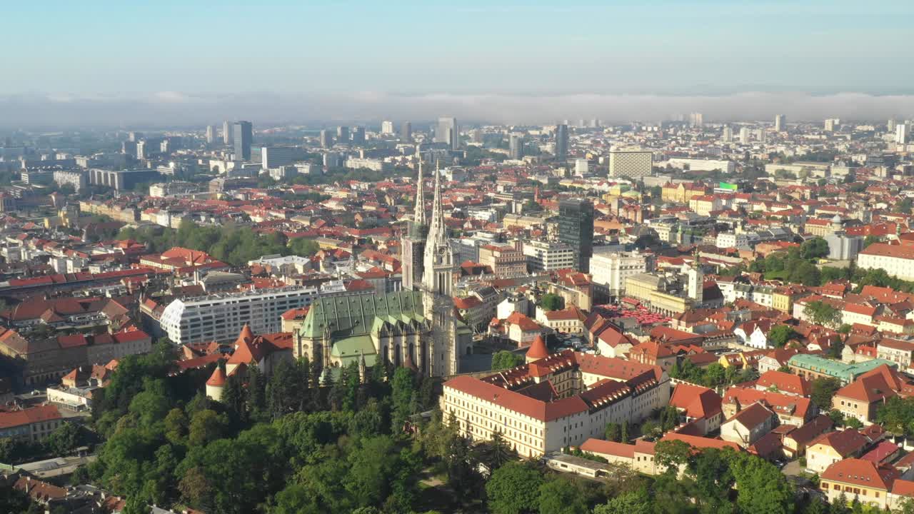 zagreb, capital de croacia, un círculo filmado alrededor de la catedral