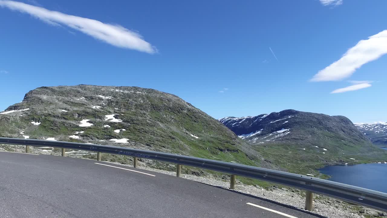 노르웨이 도로에서 차를 운전하다