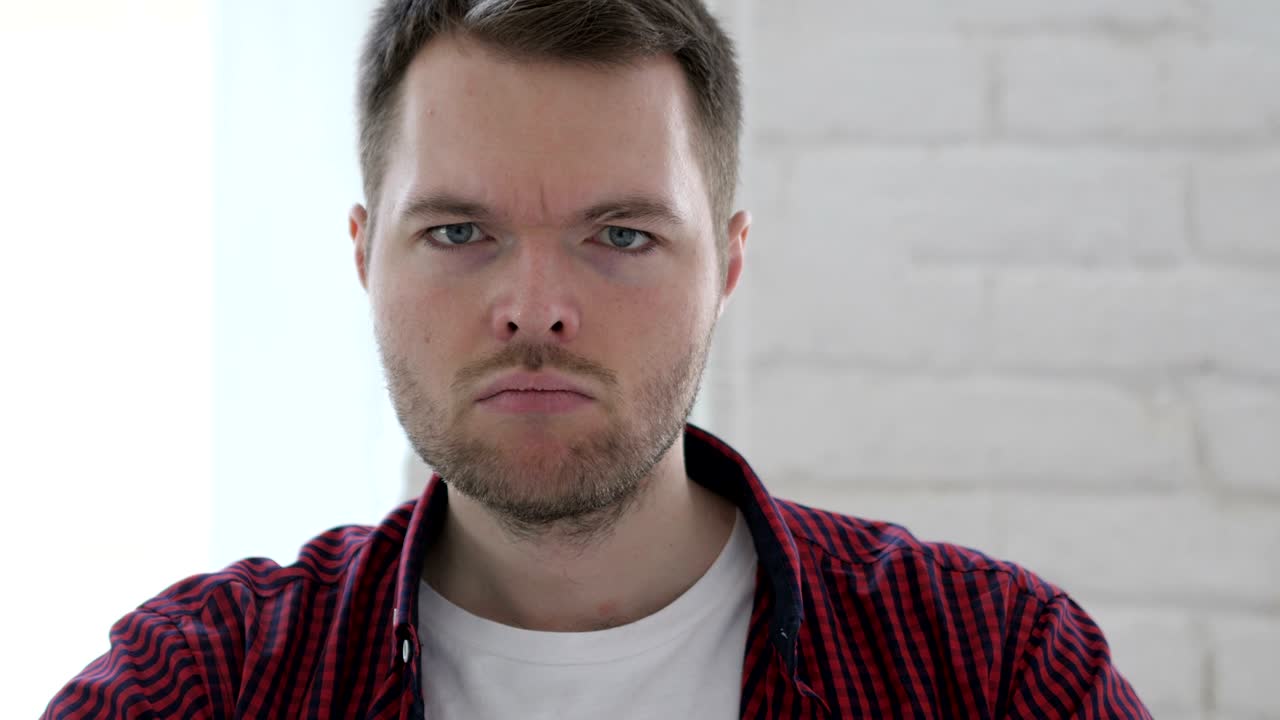 no, el joven rechazando agitando el dedo, rechazando