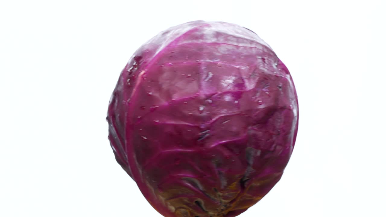 repollo rojo girando sobre blanco