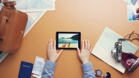 vista superior mujer viajera usando una tableta digital con pantalla táctil planeando vacaciones en un escritorio vintage desde arriba - dragón épico rojo