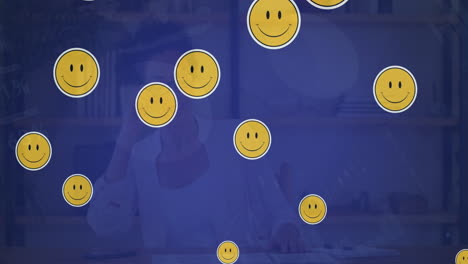 animación de emojis sonrientes en las redes sociales sobre una mujer biracial en una llamada de video