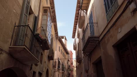 rue étroite avec des balcons typiques à palma de majorque