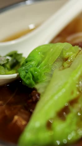 누들과 신선한 재료로 만든 맛있는 수프