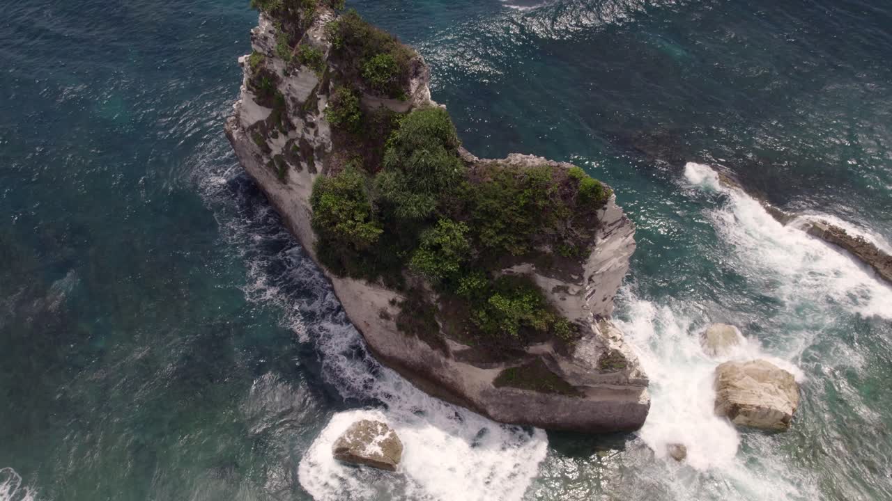 Costa escénica de Watu Malandong con árboles, Sumba, Indonesia