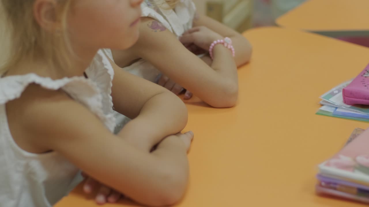 lección de preparación preescolar en el centro de aprendizaje