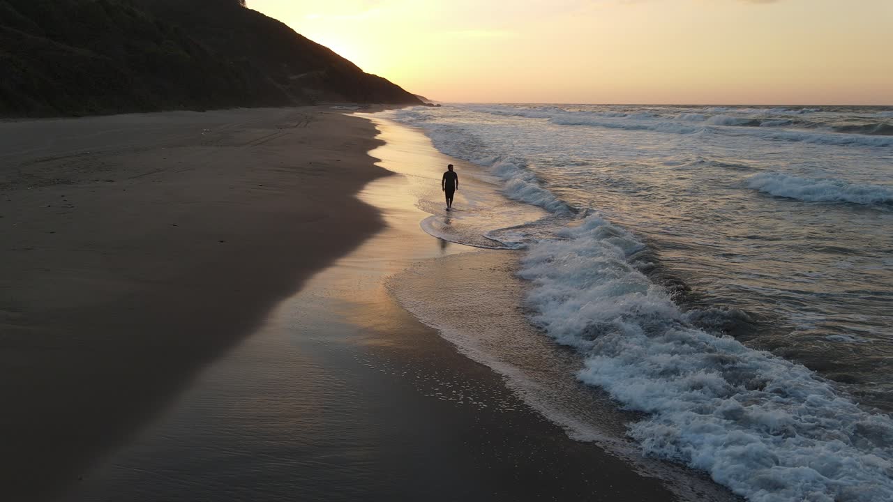 caminando solo en la playa