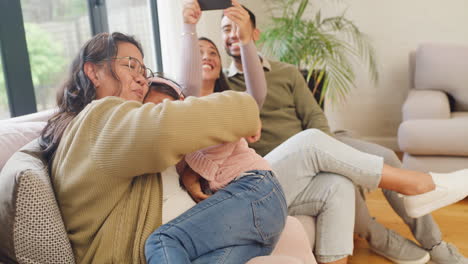 Adorable-Niña-Jugando-Con-La-Abuela