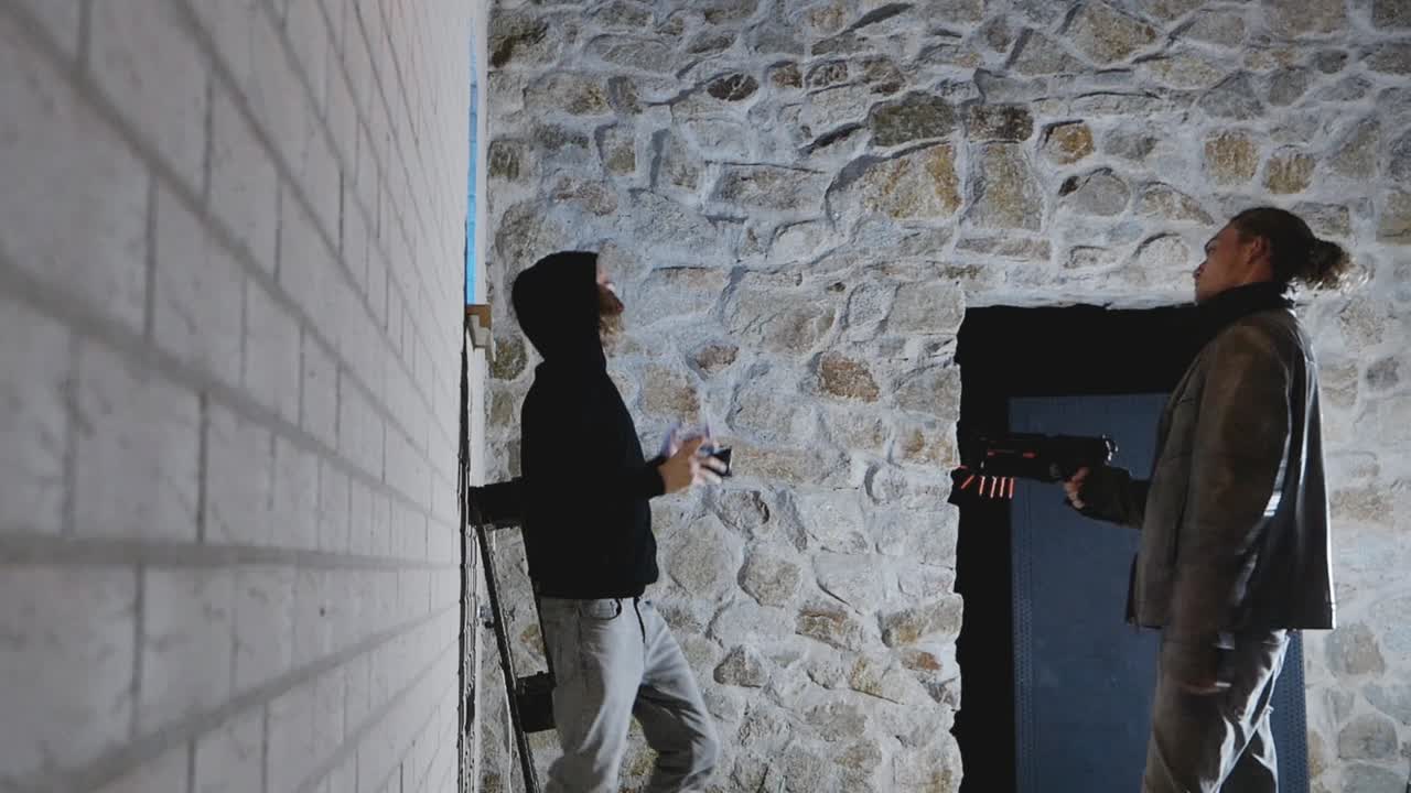 밤에 atm에서 돈을 받고 강도에게 강도를 당하는 남자