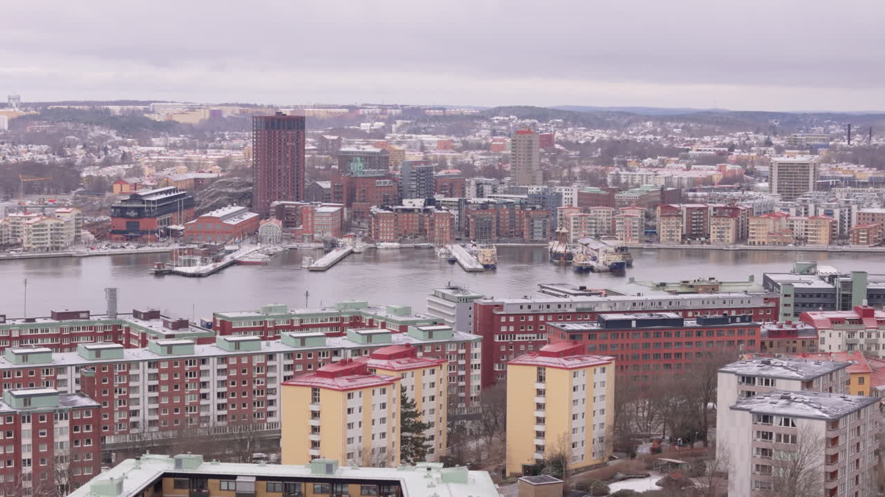 una vista aérea de la ciudad de invierno sobre el río gota alv en gotemburgo, suecia