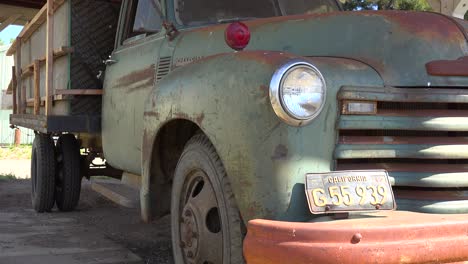 un viejo camión ford se sienta abandonado y oxidado en un rancho en las montañas de santa ynez de california