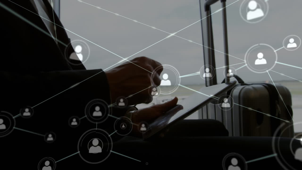 animación de la red de iconos de perfil sobre empresario caucásico usando tableta digital en un aeropuerto