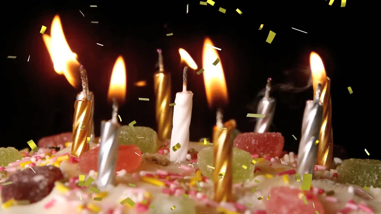 velas en un pastel de cumpleaños y confeti