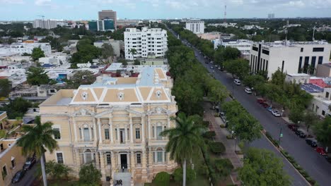 Retroceso-Aéreo-A-Lo-Largo-Del-Paseo-De-Montejo-Que-Revela-El-Museo-De-Arqueología-Del-Cantón-Del-Palacio-Y-La-Casa-Gemalas,-Mansiones-Gemelas-En-Mérida,-Yucatán,-México