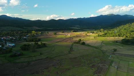 última-Luz-Del-Sol-Del-Día-En-El-Hermoso-Valle-Montañoso,-Valle-De-Mueang-Khong-En-El-Sol-De-La-Tarde,-Luz-Solar-Y-Nubes,-Campos-De-Arroz-De-Montaña,-Tierras-Agrícolas-Y-Agricultura