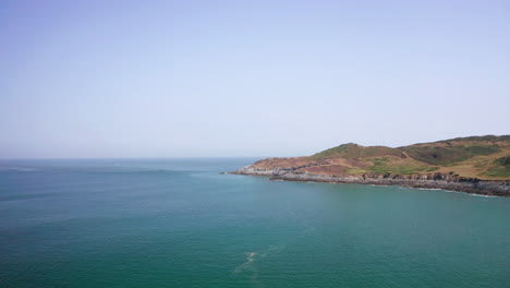 Toma-Aérea-De-Un-Promontorio-De-Acantilado-De-Pizarra-En-North-Devon-En-Una-Mañana-De-Verano