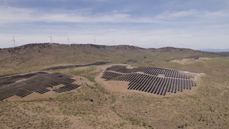 Vista-Aérea-De-La-Granja-De-Paneles-Solares-En-Plasencia,-España