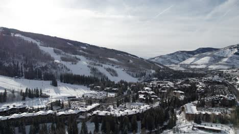 Panning-drone-shot-of-a-busy-ski-resort-in-Colorado,-United-States
