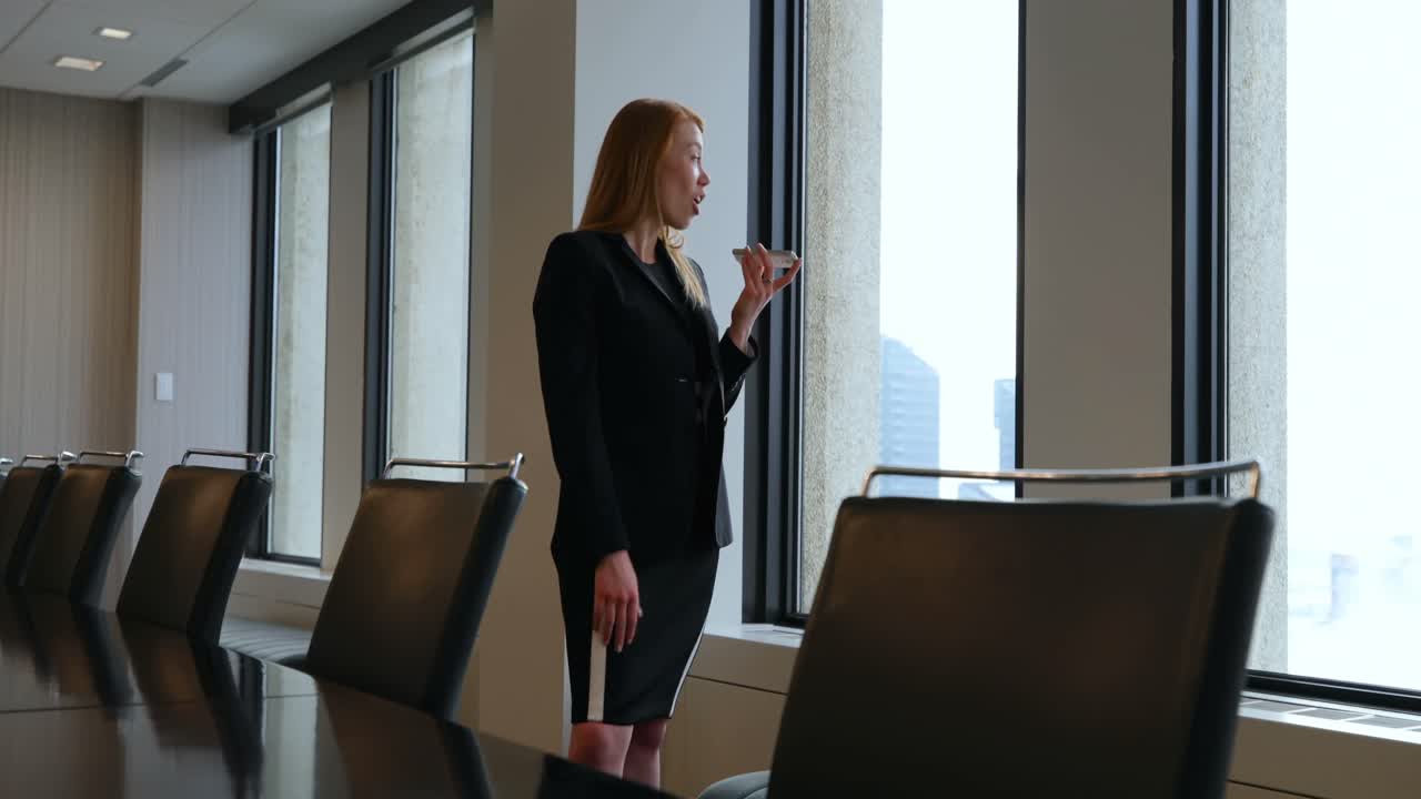 사무실 4k에서 휴대 전화로 이야기하는 사업가