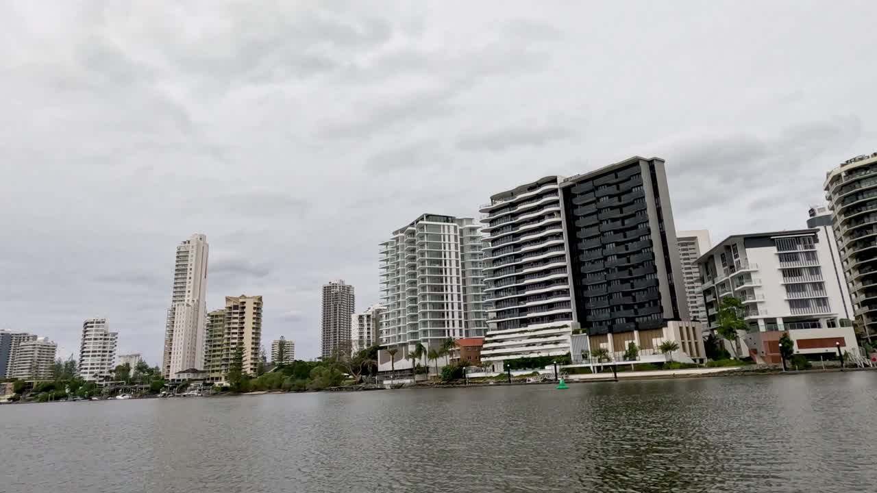 vistas al río con el horizonte de la ciudad y los edificios