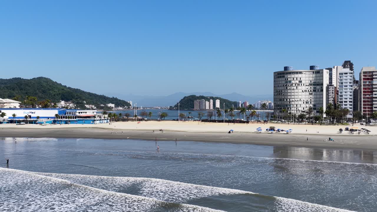 Playa Milionarios en Sao Vicente, en Sao Paulo, Brasil. Paisaje playero. Paisaje urbano del centro. Destino turístico. Playa Milionarios en Sao Vicente, en Sao Paulo, Brasil. Isla Porchat