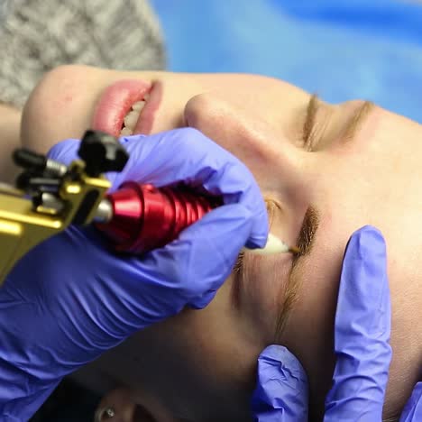 tatuador haciendo maquillaje permanente