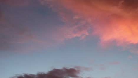 los colores del atardecer y el amanecer se reflejan en las nubes hinchadas