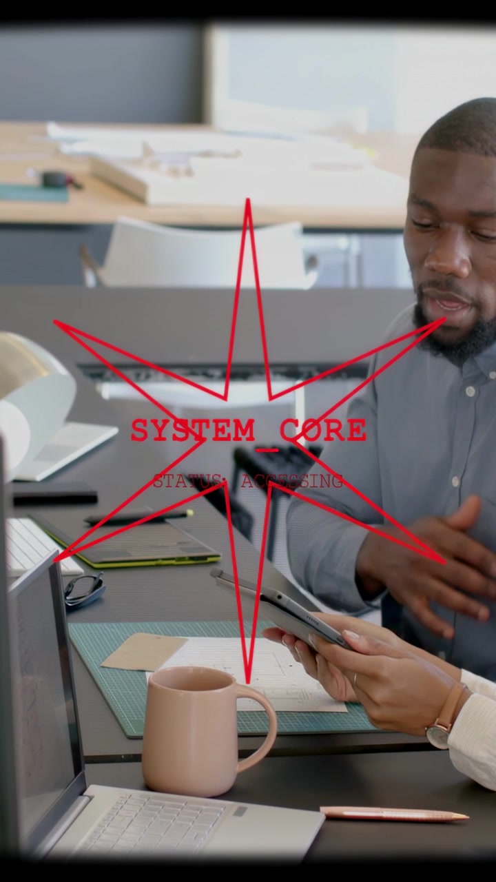 Vidéo verticale : Un homme tapote une tablette, un collègue pointe du doigt, examinant une superposition technologique "SYSTEM CORE".