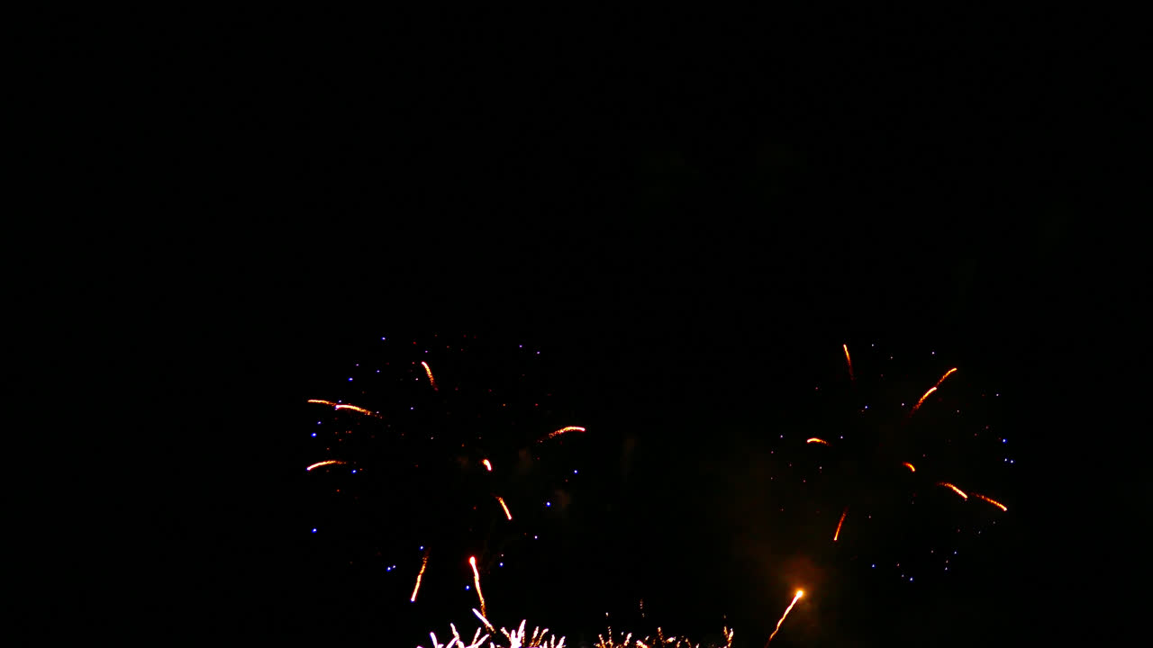Magnifico spettacolo di fuochi d'artificio astratti e colorati per una celebrazione, su sfondo notturno