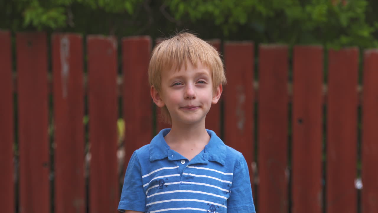 행복하고 미소 짓는 작은 소년은 얼굴 마스크를 벗습니다.