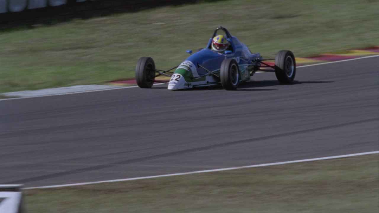 los autos de fórmula compiten en un circuito de pista 2