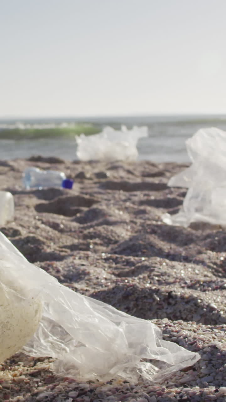 바다의 파도와 푸른 하늘은 비어있는 더러운 해변에 있습니다.