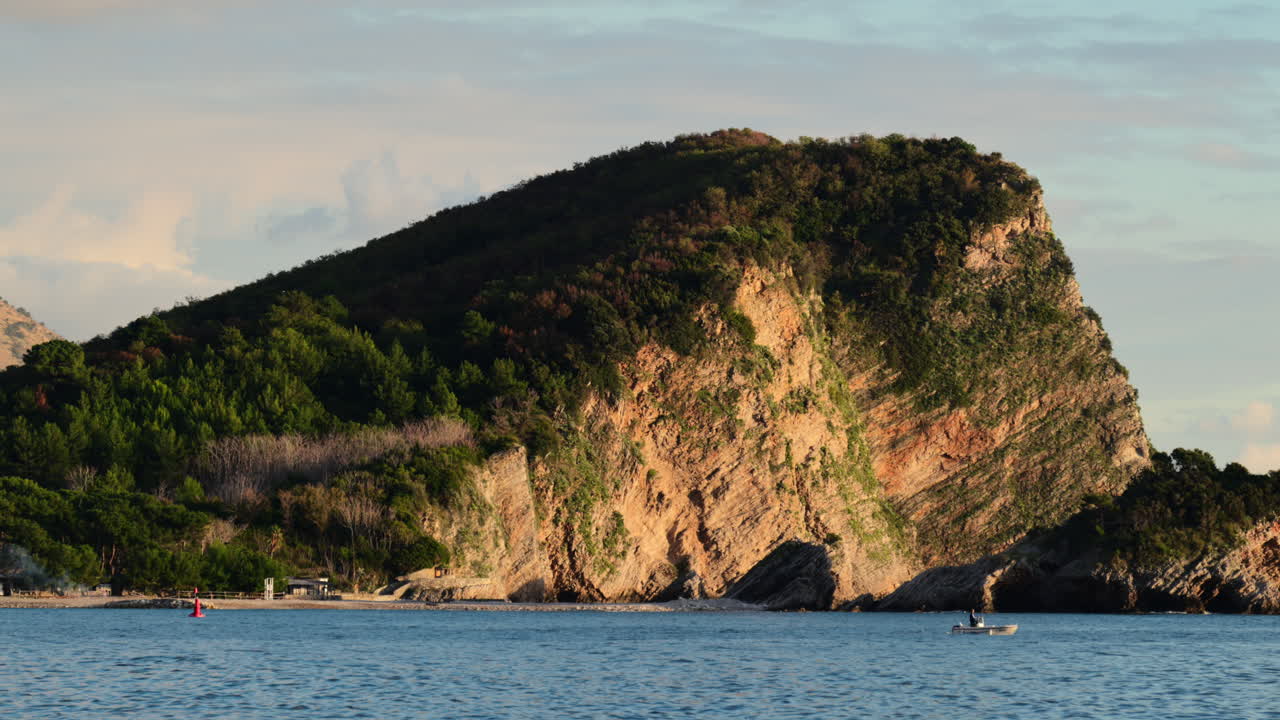 Scogliere rocciose delle isole Sveti Nikola coperte da alberi verdi che incontrano il tranquillo Mare Adriatico.
