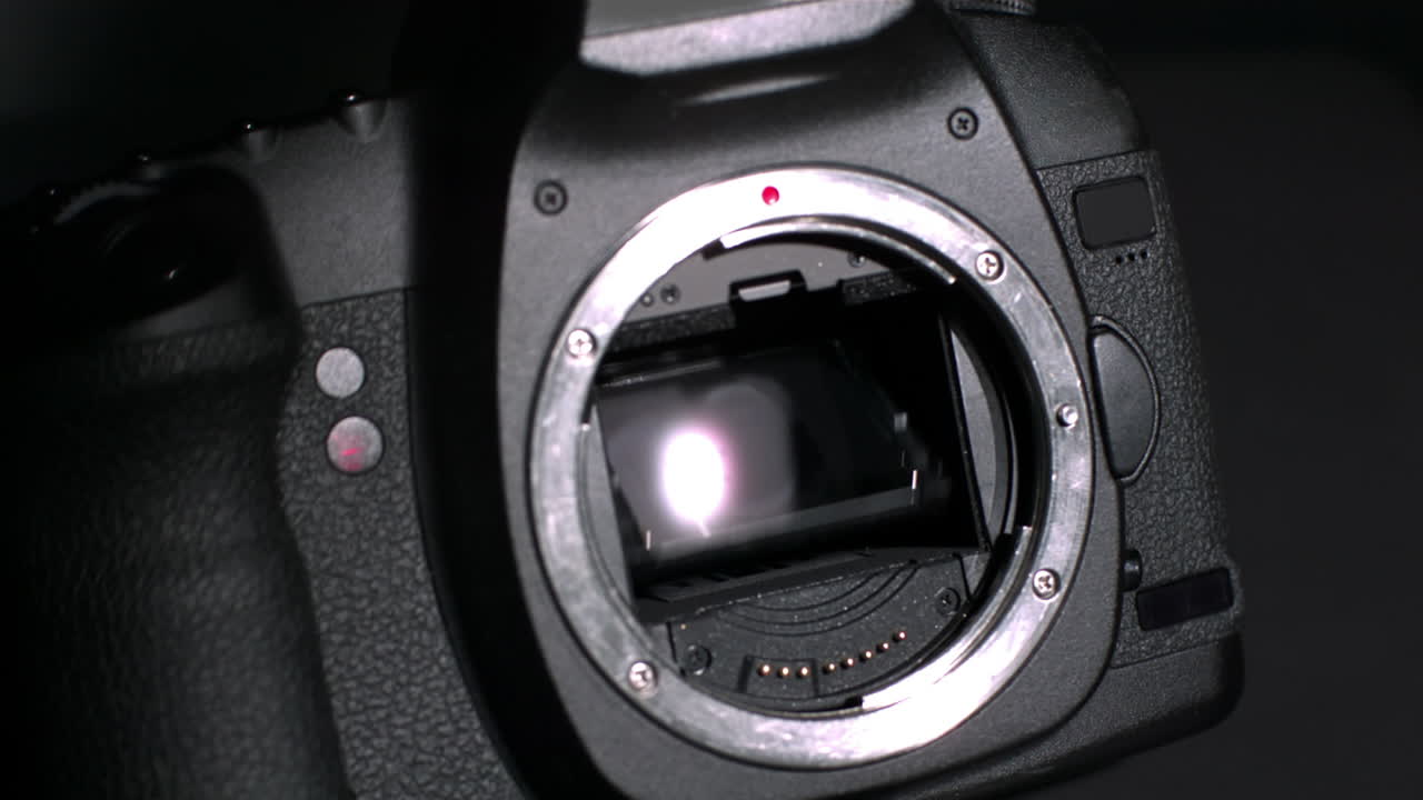 черная камера движется.