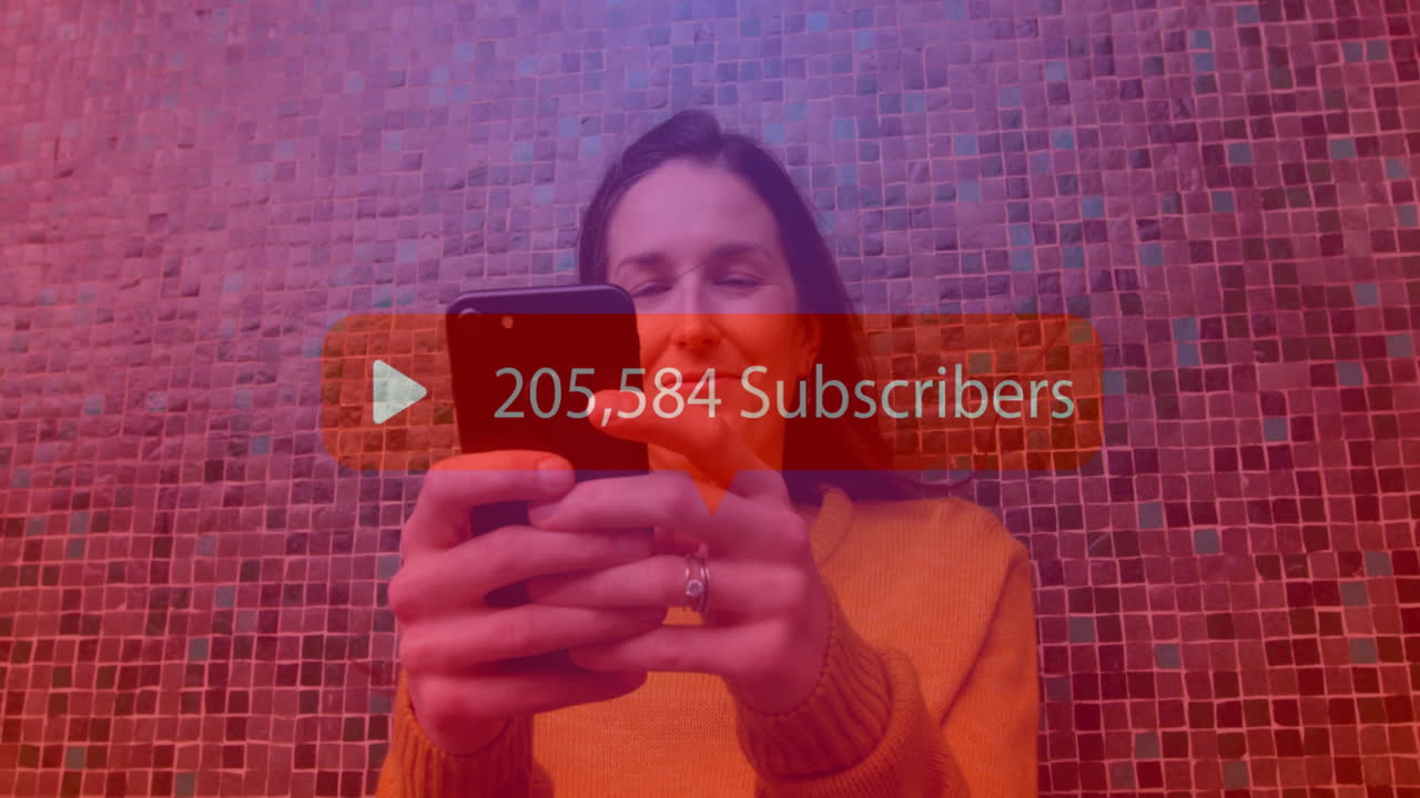 animación de suscriptores de texto con un número creciente de mujeres caucásicas que usan teléfonos inteligentes