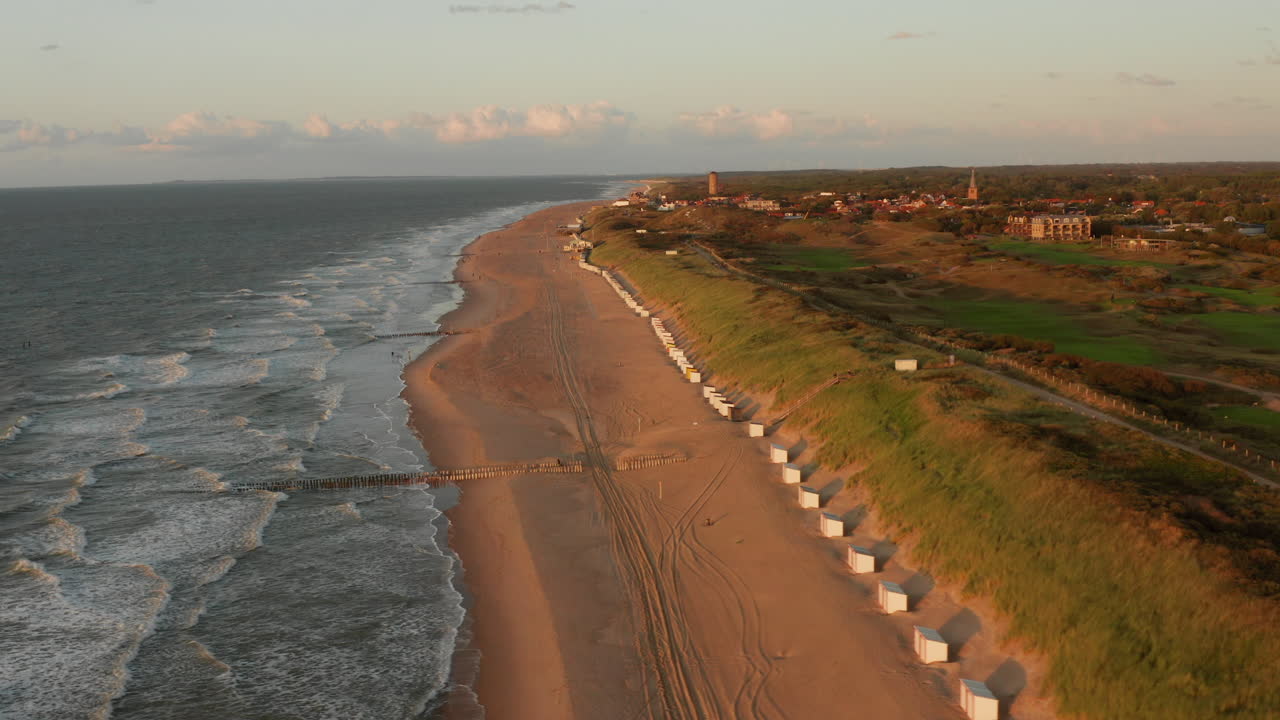 Stranden ved Domburg under en sommersolnedgang.