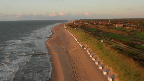 domburg 的海灘在夏天的日落時